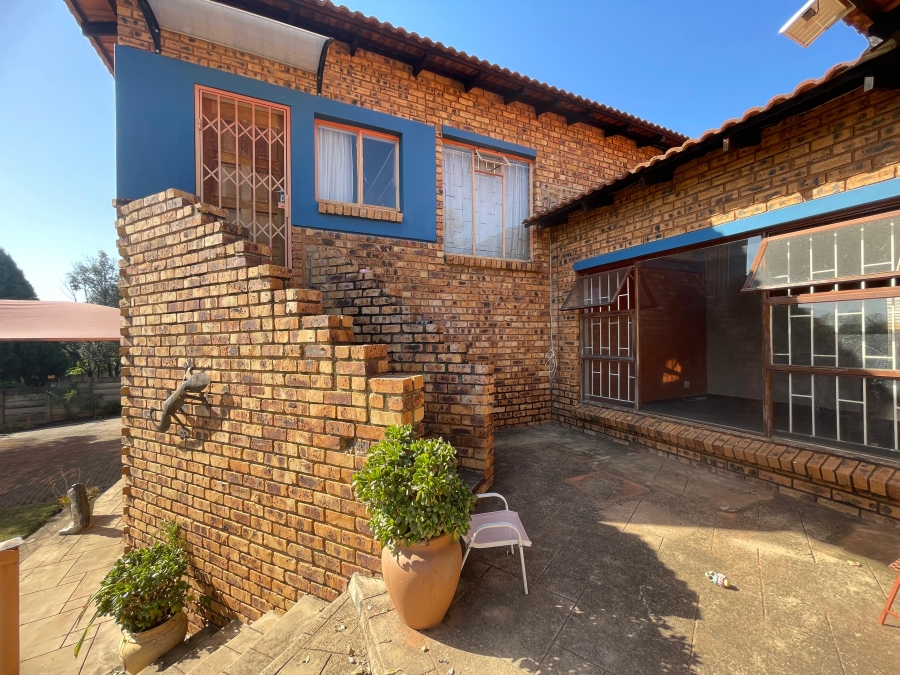 6 Bedroom Property for Sale in Ifafi North West